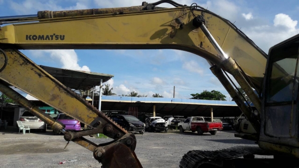 ขายรถแบคโฮ KOMATSU PC200-6 เอกสารอินวอย ระบบไฟมีกล่องไฟ ขาดจอ ราคา 570000