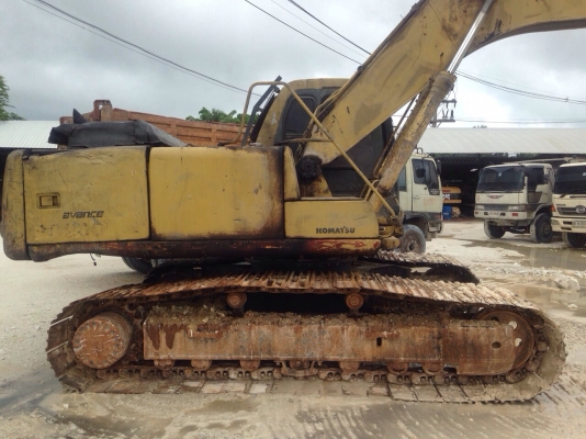 ขายรถแบคโฮ KOMATSU PC200-6 เอกสารอินวอย ระบบไฟมีกล่องไฟ ขาดจอ ราคา 570000