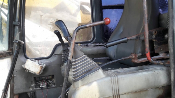 ขายรถแบคโฮ KOMATSU PC200-6 เอกสารอินวอย ระบบไฟมีกล่องไฟ ขาดจอ ราคา 570000