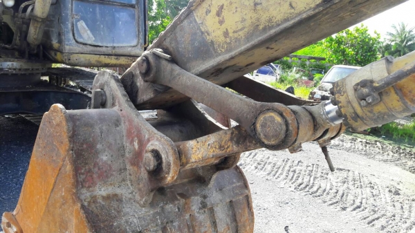 ขายรถแบคโฮ KOMATSU PC200-6 เอกสารอินวอย ระบบไฟมีกล่องไฟ ขาดจอ ราคา 570000