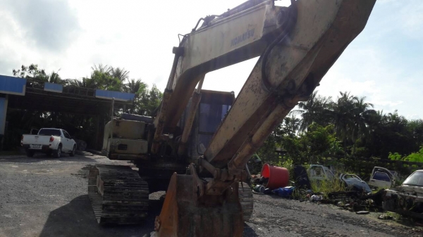 ขายรถแบคโฮ KOMATSU PC200-6 เอกสารอินวอย ระบบไฟมีกล่องไฟ ขาดจอ ราคา 570000