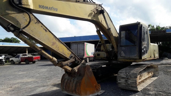 ขายรถแบคโฮ KOMATSU PC200-6 เอกสารอินวอย ระบบไฟมีกล่องไฟ ขาดจอ ราคา 570000