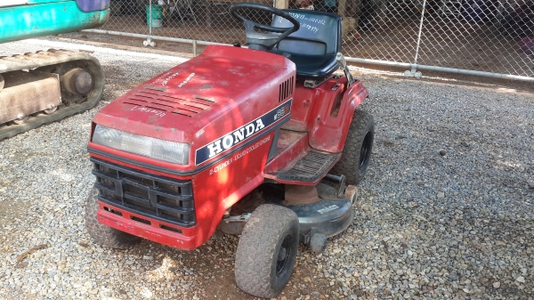 ขายด่วนรถตัดหญ้าแบบนั่งขับ Honda ht3813