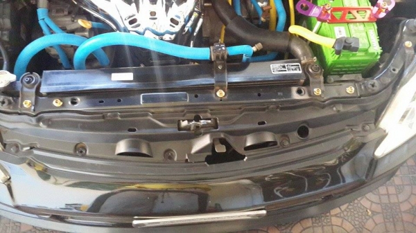 พลาสติกครอบปิดแผงรังผึ้งหม้อน้ำด้านบน โตโยต้าวิส