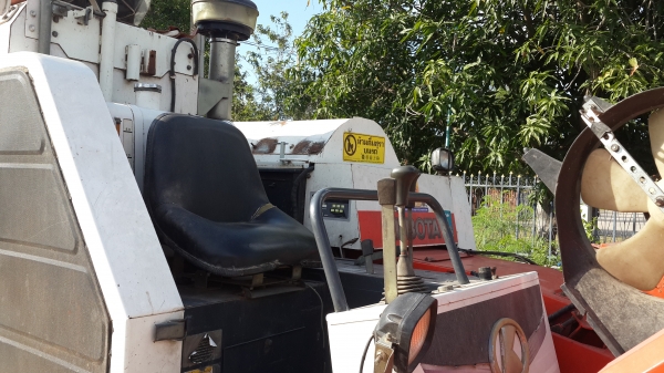 ขายรถเกี่ยวข้าว DC 60  ปี 52  ราคา 200,000 ต่อรองเอาเองนะครับ