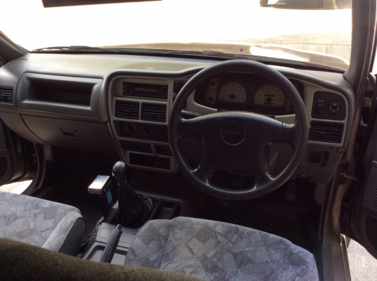 ขายดาว์น อีซูซุ ดราก้อนอาย4ประตู ตัวท็อป ปี02 เครื่อง 3.0 เทอร์โบ เกียร์ธรรมดา เพาเวอร์ ไฟฟ้าทั้งคัน ภายในสวย แอร์หนาว สียังเงามีริ้วรอยบ้าง แม็ก15" คัสซีดีเครื่องแน่นๆช่วงล่างดี รถพร้อมใช้เลยครับ ผ่อนต่อได้เลยครับ ขายด่วน