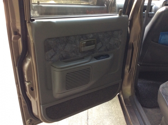 ขายดาว์น อีซูซุ ดราก้อนอาย4ประตู ตัวท็อป ปี02 เครื่อง 3.0 เทอร์โบ เกียร์ธรรมดา เพาเวอร์ ไฟฟ้าทั้งคัน ภายในสวย แอร์หนาว สียังเงามีริ้วรอยบ้าง แม็ก15" คัสซีดีเครื่องแน่นๆช่วงล่างดี รถพร้อมใช้เลยครับ ผ่อนต่อได้เลยครับ ขายด่วน