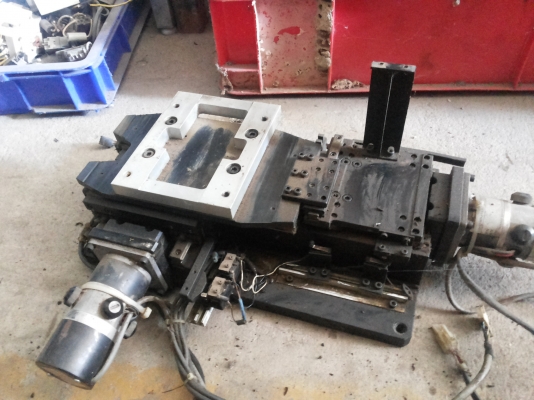 แท่นเลื่อนสองแกน X , Y พร้อมมอเตอร์ขับแบบ DC SERVO MOTOR ENCODER ขนาด 100 W. ( มี 15 ตัว)