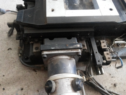 แท่นเลื่อนสองแกน X , Y พร้อมมอเตอร์ขับแบบ DC SERVO MOTOR ENCODER ขนาด 100 W. ( มี 15 ตัว)