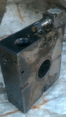 ชุดแท่นหัวสามจับด้วยระบบไฮดรอลิก แท่นทำงานจับได้แน่น เลื่อนเข้า - ออกมีระยะประมาณ 10 มม.