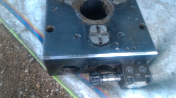 ชุดแท่นหัวสามจับด้วยระบบไฮดรอลิก แท่นทำงานจับได้แน่น เลื่อนเข้า - ออกมีระยะประมาณ 10 มม.