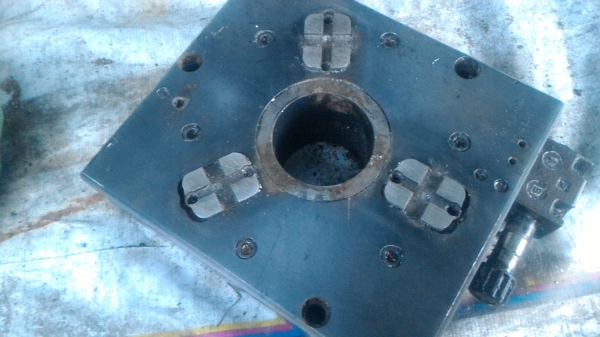 ชุดแท่นหัวสามจับด้วยระบบไฮดรอลิก แท่นทำงานจับได้แน่น เลื่อนเข้า - ออกมีระยะประมาณ 10 มม.