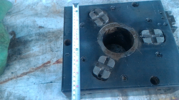 ชุดแท่นหัวสามจับด้วยระบบไฮดรอลิก แท่นทำงานจับได้แน่น เลื่อนเข้า - ออกมีระยะประมาณ 10 มม.