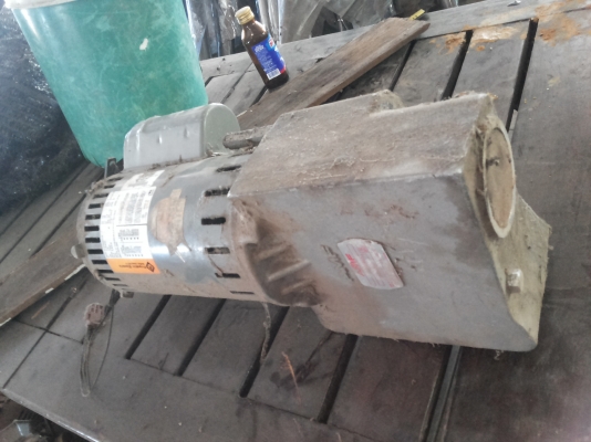 มอเตอร์เกียร์ Franklin Electric ขนาด 250 W.  อัตราทดที่ 1/60 ทดแล้วหมุนที่ 23 รอบต่อนาที (มี 10 ตัว )