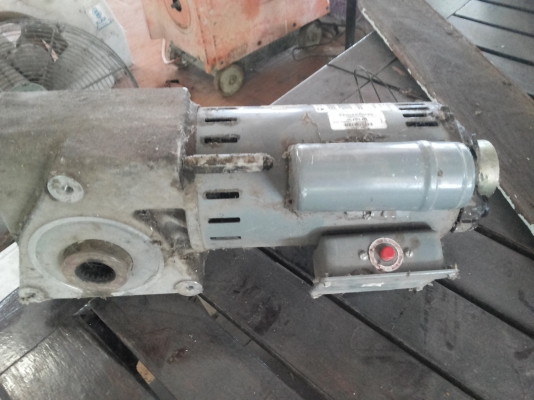 มอเตอร์เกียร์ Franklin Electric ขนาด 250 W.  อัตราทดที่ 1/60 ทดแล้วหมุนที่ 23 รอบต่อนาที (มี 10 ตัว )