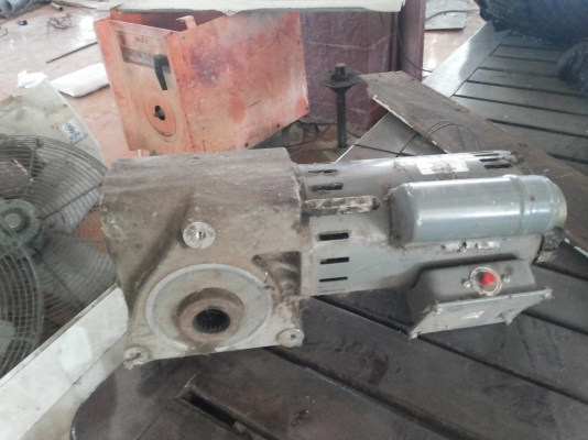 มอเตอร์เกียร์ Franklin Electric ขนาด 250 W.  อัตราทดที่ 1/60 ทดแล้วหมุนที่ 23 รอบต่อนาที (มี 10 ตัว )