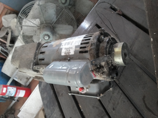 มอเตอร์เกียร์ Franklin Electric ขนาด 250 W.  อัตราทดที่ 1/60 ทดแล้วหมุนที่ 23 รอบต่อนาที (มี 10 ตัว )