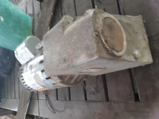 มอเตอร์เกียร์ Franklin Electric ขนาด 250 W.  อัตราทดที่ 1/60 ทดแล้วหมุนที่ 23 รอบต่อนาที (มี 10 ตัว )