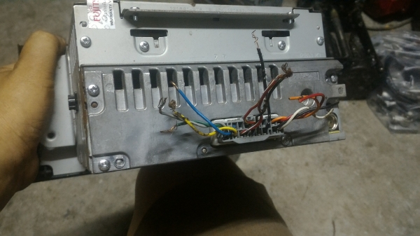 เครื่องเล่นวิทยุและCD , MP 3 ยี่ห้อ FUJITSU รับวิทยุ AM - FM และเล่นแผ่น  ( มี 2 เครื่อง )