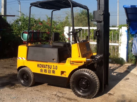 รถยก3ตันkomutsu 30 สภาพดีพร้อมใช้ติดแก๊สใหม่ประหยัด ราคาถูกๆครับ