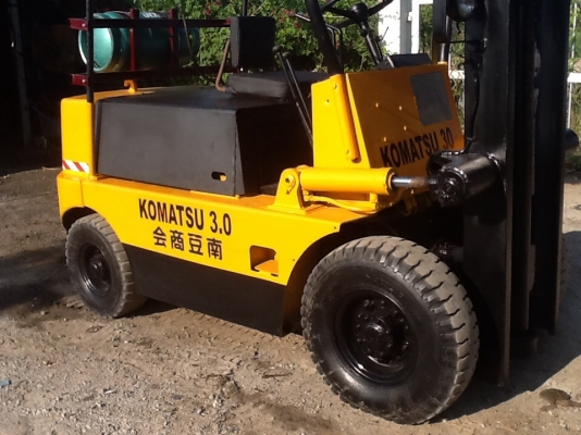 รถยก3ตันkomutsu 30 สภาพดีพร้อมใช้ติดแก๊สใหม่ประหยัด ราคาถูกๆครับ