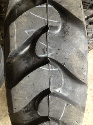 ยางรถตัก (ยางหล่อ) 1000 ขอบ20 กะทะสิบล้อ สภาพสวยครับ