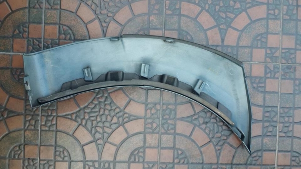 โปร่งกาบข้าง Toyoto wish ชิ้นล่างหลังซ้ายตัวติดกันชนหลัง