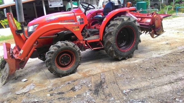 ขายรถไถ KUBOTA L3608 สภาพดีเดิมๆพร้อมใช้งาน อุปกรณ์ครบ 3 ชิ้นมีพร้อมดันหน้า ผานพรวนและ โรตารี่