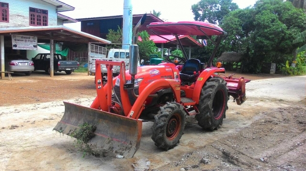 ขายรถไถ KUBOTA L3608 สภาพดีเดิมๆพร้อมใช้งาน อุปกรณ์ครบ 3 ชิ้นมีพร้อมดันหน้า ผานพรวนและ โรตารี่