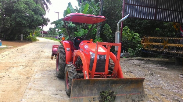 ขายรถไถ KUBOTA L3608 สภาพดีเดิมๆพร้อมใช้งาน อุปกรณ์ครบ 3 ชิ้นมีพร้อมดันหน้า ผานพรวนและ โรตารี่