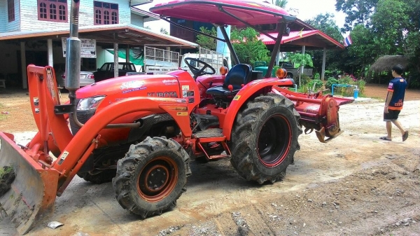 ขายรถไถ KUBOTA L3608 สภาพดีเดิมๆพร้อมใช้งาน อุปกรณ์ครบ 3 ชิ้นมีพร้อมดันหน้า ผานพรวนและ โรตารี่