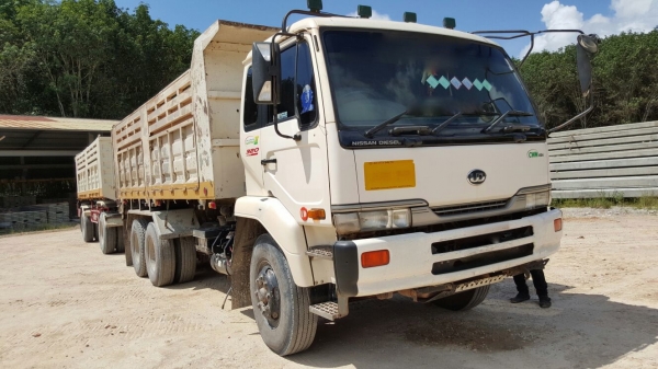 รถนิสสัน 10 ล้อดั้ม WM454M  320 แรงม้า. ปี 49.  ( ขาย แม่ , ลูก )     สนใจติดต่อ  081 - 6079515