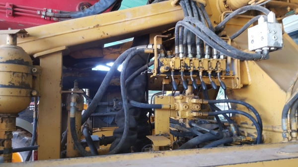 รถ ยิงปูน. ( นิสสัน ) 10 ล้อ UD / CWM430M / 290 แรงม้า. ปี 48.    สนใจติดต่อ  081 - 6079515