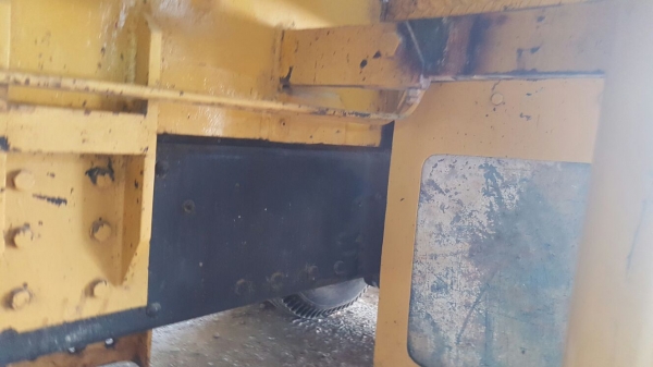 รถ ยิงปูน. ( นิสสัน ) 10 ล้อ UD / CWM430M / 290 แรงม้า. ปี 48.    สนใจติดต่อ  081 - 6079515