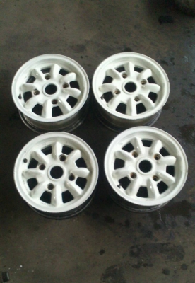 ต้องการขายล้อกล้วยขอบ13" 4 รู 140 สำหรับใส่รถ subaru ต้องการขายล้อกล้วยขอบ13" 4 รู 140 สำหรับใส่รถ subaru