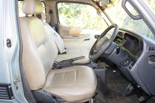 TOYOTA หลังคาสูง ช่วงยาว จดปี 2004 รถก็ปี2004 บอดี้ยังสวยไม่ผุ