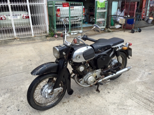 ขายc92 แห้งๆ   เครื่องดีมาก สภาพรถเดิมตามรูป เปลี่ยนโครงมาแต่แจ้งลงเล่มแล้วครับ แท้เยอะ ฝากระเป๋าเหล็ก แตรหอย ทะเบียนขาด 54 เอกสารชุดโอนครับ   ของแถมมี บังโซ เบาะยาว ท่ออีกคู่