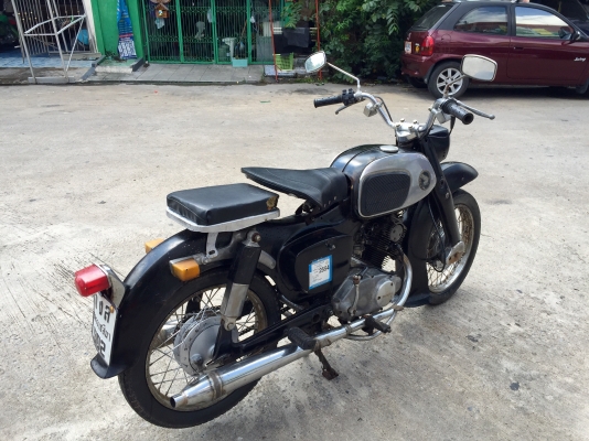 ขายc92 แห้งๆ   เครื่องดีมาก สภาพรถเดิมตามรูป เปลี่ยนโครงมาแต่แจ้งลงเล่มแล้วครับ แท้เยอะ ฝากระเป๋าเหล็ก แตรหอย ทะเบียนขาด 54 เอกสารชุดโอนครับ   ของแถมมี บังโซ เบาะยาว ท่ออีกคู่