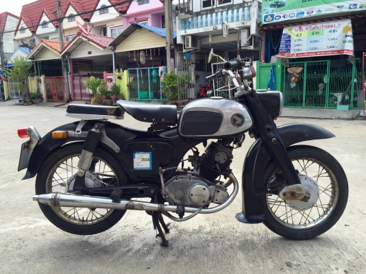 ขายc92 แห้งๆ   เครื่องดีมาก สภาพรถเดิมตามรูป เปลี่ยนโครงมาแต่แจ้งลงเล่มแล้วครับ แท้เยอะ ฝากระเป๋าเหล็ก แตรหอย ทะเบียนขาด 54 เอกสารชุดโอนครับ   ของแถมมี บังโซ เบาะยาว ท่ออีกคู่