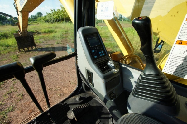 ต้องการขายรถแมคโค KOMATSU  PC200-7  รถเจ้าของขายเอง