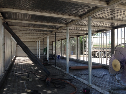 รับต่อรถบรรทุกสุกรแบบมีลิฟต์ขึ้นลง 2-3 ชั้น