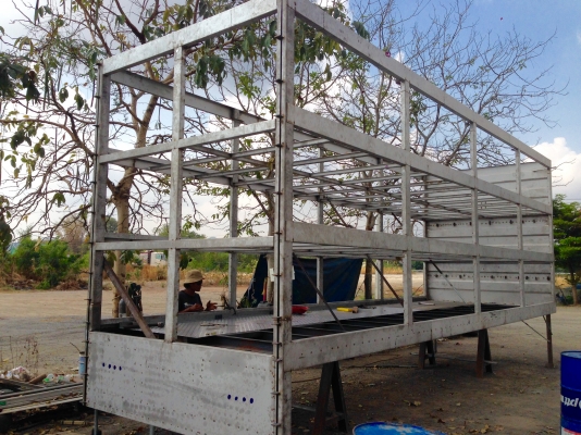 รับต่อรถบรรทุกสุกรแบบมีลิฟต์ขึ้นลง 2-3 ชั้น