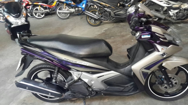 ขาย YAMAHA NOUVO SX รุ่นหัวฉีด ล้อแม็ก ปี 55 เครื่องดี สภาพภายนอกดี เล่มพร้อมชุดโอน