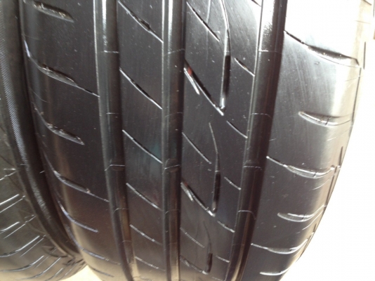 ยางBRIDGESTONE 195 65R15 ลงพื้นปลายปี2014 สภาพสวยมากๆดอกเยอะมากๆไม่มีปะ
