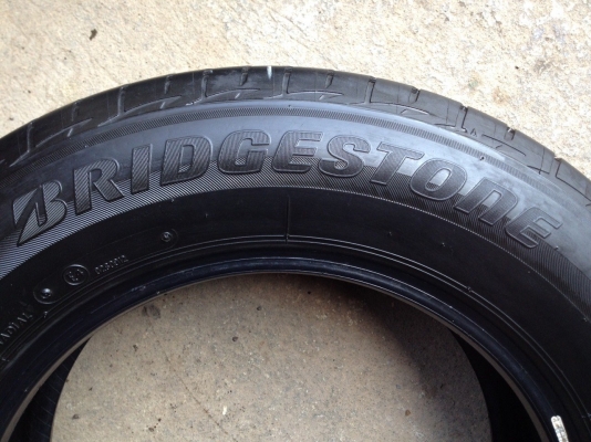 ยางBRIDGESTONE 195 65R15 ลงพื้นปลายปี2014 สภาพสวยมากๆดอกเยอะมากๆไม่มีปะ