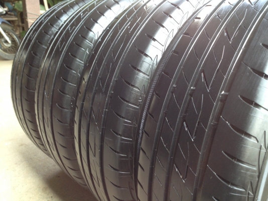 ยางBRIDGESTONE 195 65R15 ลงพื้นปลายปี2014 สภาพสวยมากๆดอกเยอะมากๆไม่มีปะ