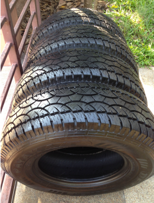 ยาง All Deestone 235 75 15 ลงพื้นปี14 ดอกเต็มๆ ไม่มีปะ ดอกคมๆทุกเส้น ใช้ได้อีกหลายปี ราคาไม่แพง