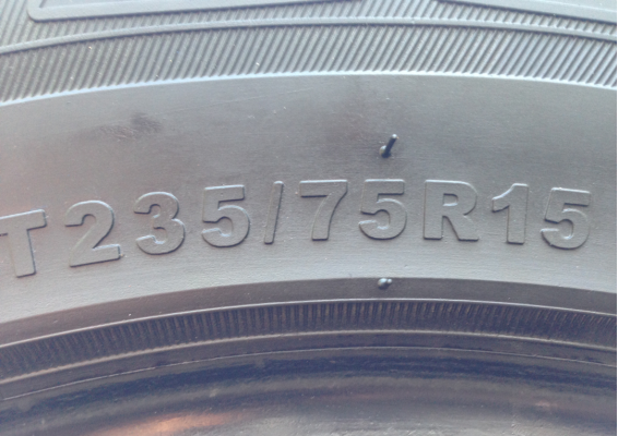 ยาง All Deestone 235 75 15 ลงพื้นปี14 ดอกเต็มๆ ไม่มีปะ ดอกคมๆทุกเส้น ใช้ได้อีกหลายปี ราคาไม่แพง