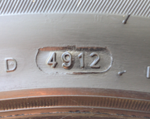 ยาง All Deestone 235 75 15 ลงพื้นปี14 ดอกเต็มๆ ไม่มีปะ ดอกคมๆทุกเส้น ใช้ได้อีกหลายปี ราคาไม่แพง