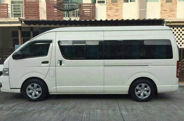 รถตู้ TOYOTA  สีขาว เครื่องดีเซล สภาพใหม่เอี่ยม รูปเยอะ การันตีคุณภาพ